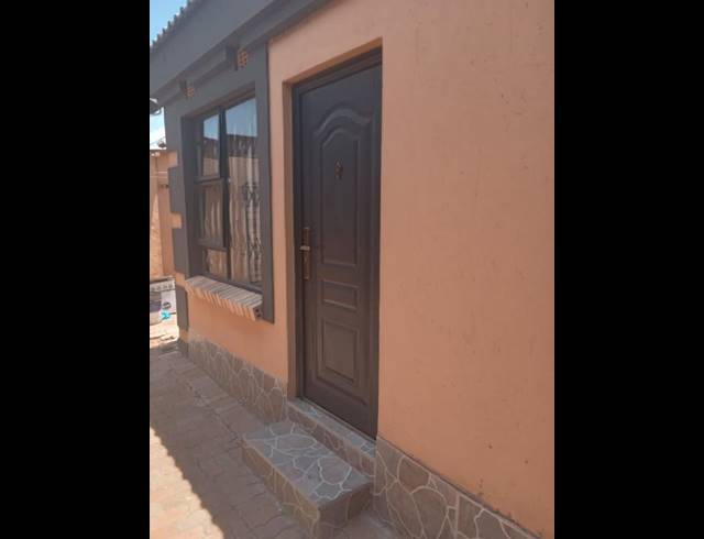 2 BEDROOM HOUSE FOR SALE IN MEADOWLANDS ZONE 10